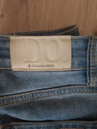 Pantalón vaquero pitillo azul desgastado