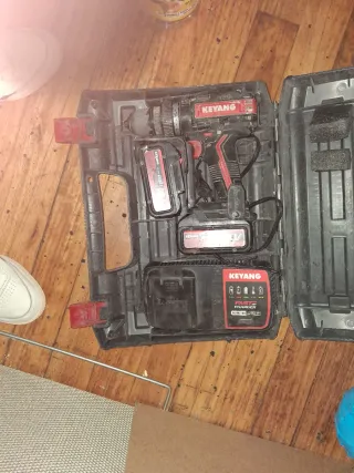 Taladro Keyang a batería con cargador
