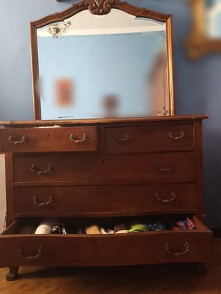 Antigua cómoda