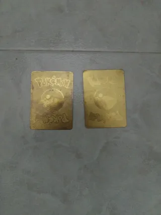 Cartas Pokémon VMAX Pikachu y Sandaconda de metal.