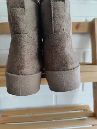 Botines marrones de ante.