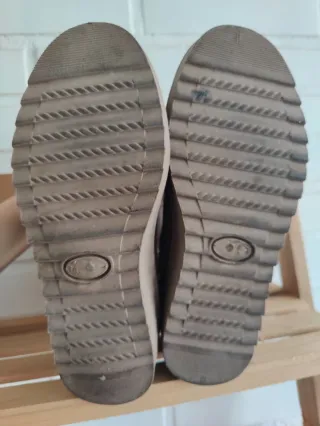 Botines marrones de ante.