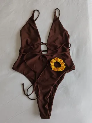 Bañador mujer marrón + coletero amarillo.