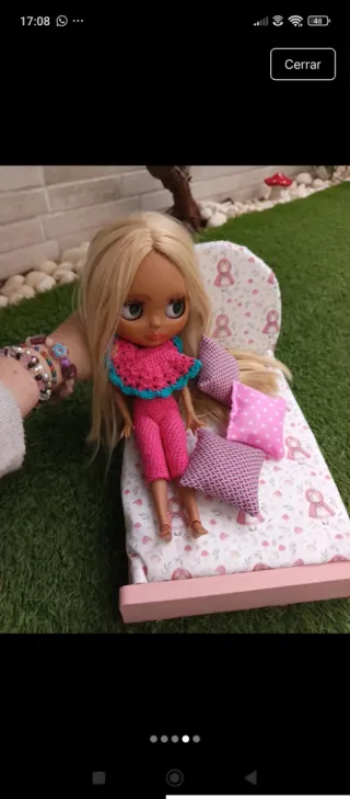 Cama Blythe rosa con cojines
