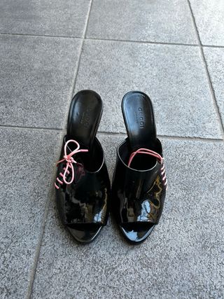 Sandali Gucci vernice nera con lacci rosa