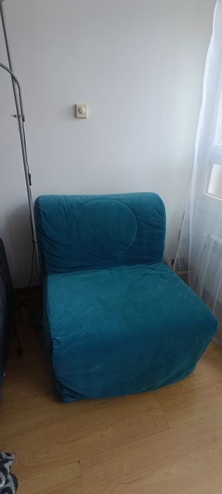 Sillón cama azul de tela.