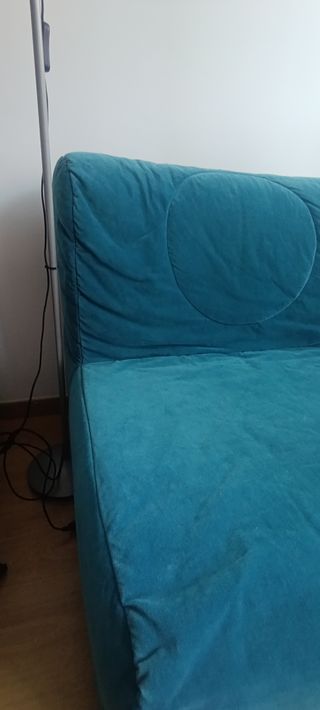 Sillón cama azul de tela.
