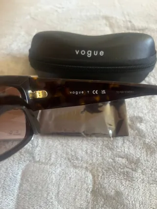 Gafas de sol Vogue negras y marrones