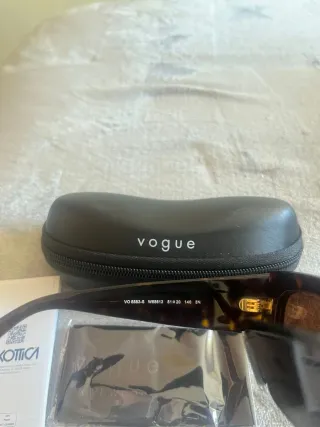 Gafas de sol Vogue negras y marrones
