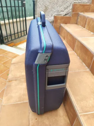 Maleta de viaje azul y turquesa