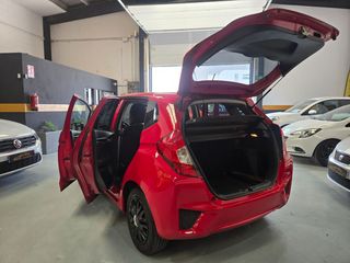 Honda Jazz automático con libro de revisiones.