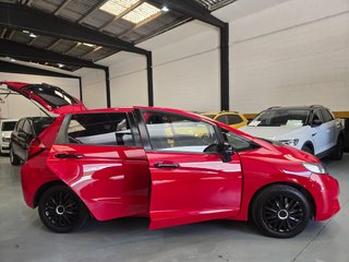 Honda Jazz automático con libro de revisiones.