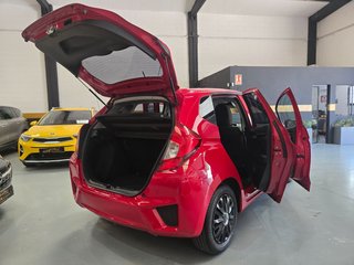 Honda Jazz automático con libro de revisiones.