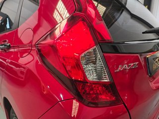 Honda Jazz automático con libro de revisiones.
