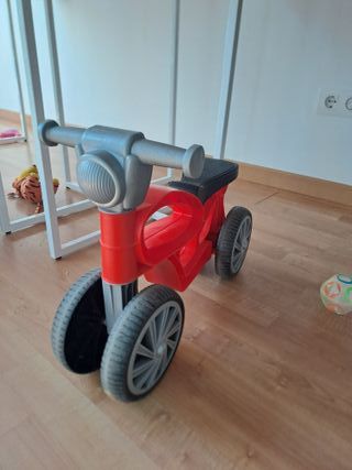 Moto infantil roja equilíbrio