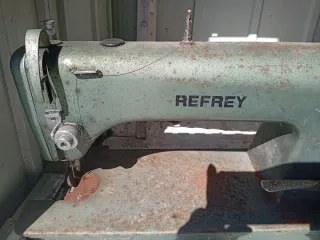 Máquina de coser REFREY 906 antigua. pujen por ell