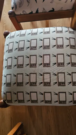 Mesa de madera con 6 sillas estampadas
