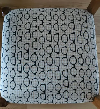 Mesa de madera con 6 sillas estampadas