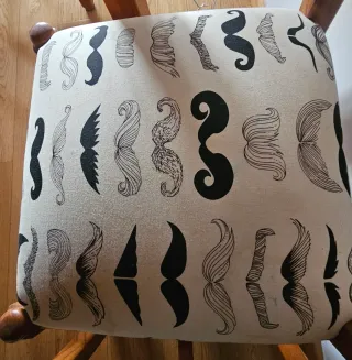 Mesa de madera con 6 sillas estampadas