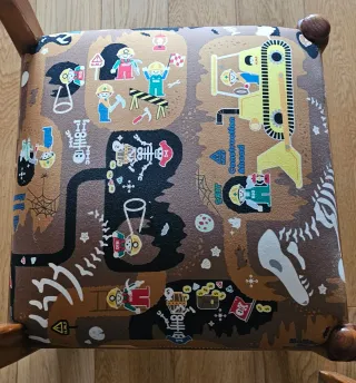 Mesa de madera con 6 sillas estampadas