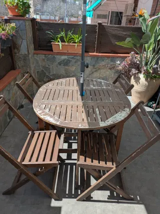 Mesa y sillas de madera exterior