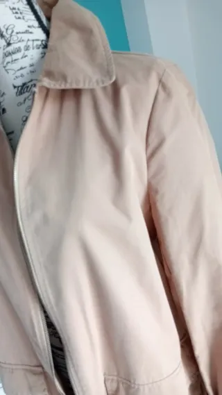 Gabardina marrón con cremallera y bolsillos