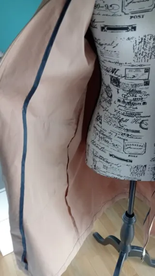 Gabardina marrón con cremallera y bolsillos