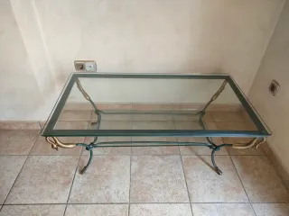Mesa centro cristal y hierro forjado dorado