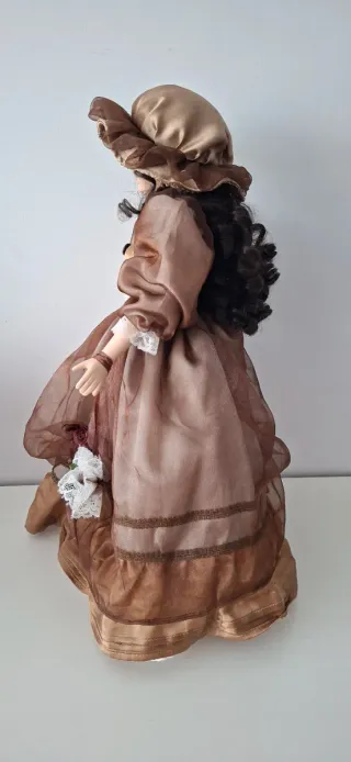 Muñeca de Porcelana Vestido Marrón