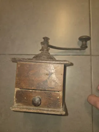 Molinillo de café antiguo de madera