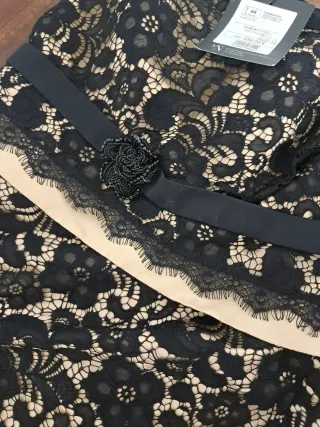 Vestido de encaje negro y beige