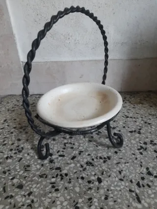 Cestino in ferro battuto con piatto in ceramica