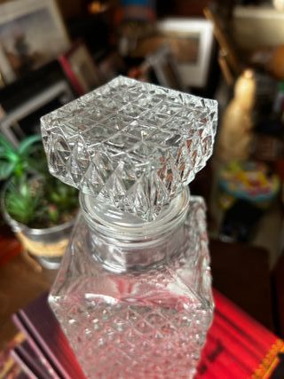 Licorera de cristal grueso con diseño de rombos