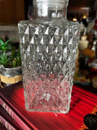 Licorera de cristal grueso con diseño de rombos