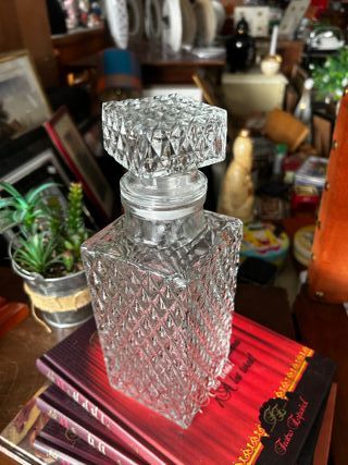 Licorera de cristal grueso con diseño de rombos
