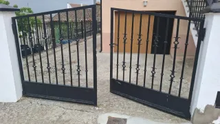 Verja cancela de hierro con rejas y puerta