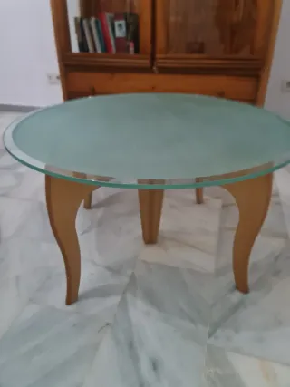 Mesa de comedor con puffs ESTÁN EN BENALMÁDENA