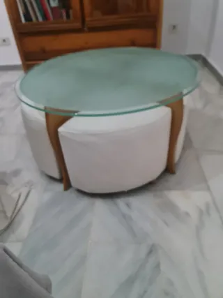 Mesa de comedor con puffs ESTÁN EN BENALMÁDENA
