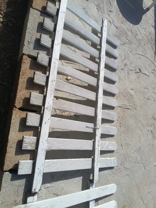 Valla decorativa blanca de madera