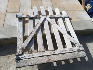 Valla decorativa blanca de madera