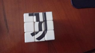 3 Cubi Rubik + piedistallo