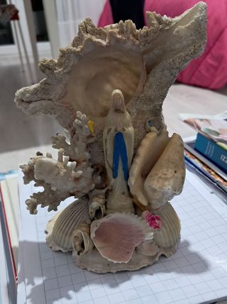 Madonnina con conchiglie e coralli