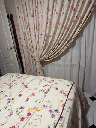 Edredón, cortinas y cojín a juego