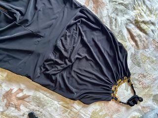 Mono largo negro con detalles dorados