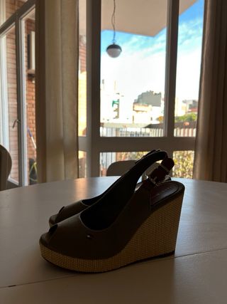 Sandalias Tommy Hilfiger cuña peep toe