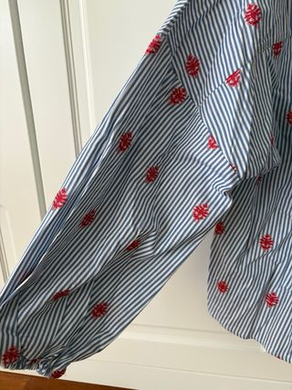 Blusa rayas azules bordados rojo. Zara Nueva.