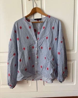 Blusa rayas azules bordados rojo. Zara Nueva.
