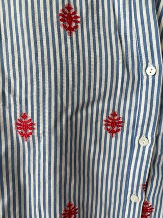 Blusa rayas azules bordados rojo. Zara Nueva.