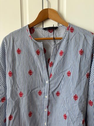 Blusa rayas azules bordados rojo. Zara Nueva.