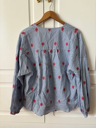 Blusa rayas azules bordados rojo. Zara Nueva.